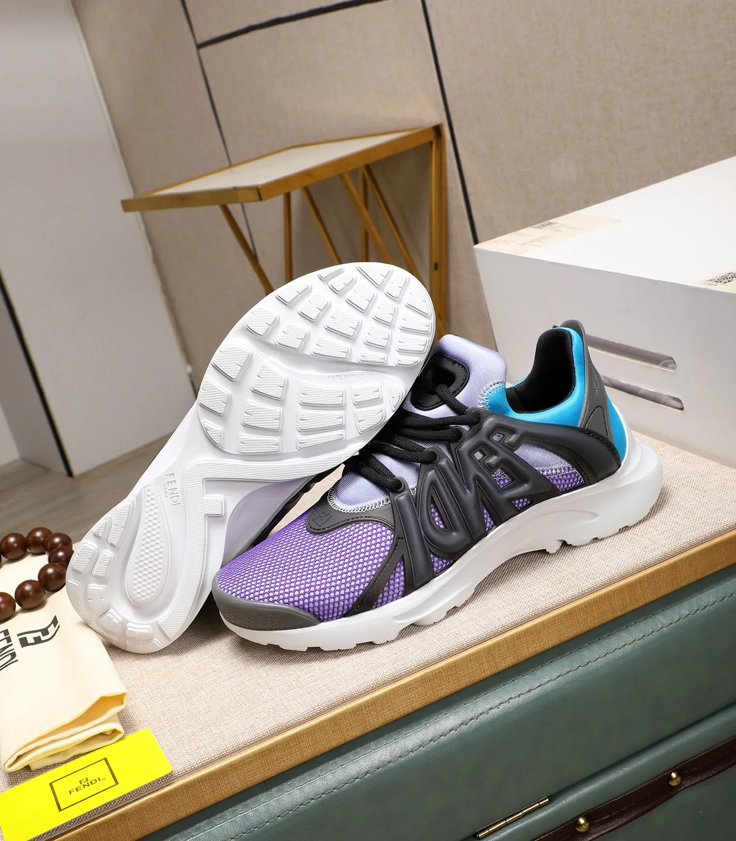 Men's Men's Shoes 💰800 Fendi Fendi's latest Tag series of men's casual mesh sports running shoes, originally purchased and developed, this Tag sneaker is a one-leg sneaker, made of black high-tech mesh material with gray neoprene details. Oversized FENDI lettering on the side and translucent rubber details. Light and flexible rubber running shoe soles, beautifully packaged at the delivery counter, customized breathable lining, original molded foam rubber outsole, sole thickness: 3.5CM! Size: 40-44 (customized at 39.45.46)